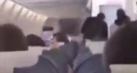 Circula en redes video en el que pasajeros de un avión piden a Evo Morales que se baje